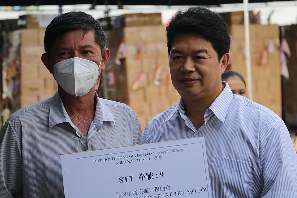 Hình minh họa: Đại lễ Vu Lan báo hiếu: Cài hoa hồng và tri ân đấng sinh thành