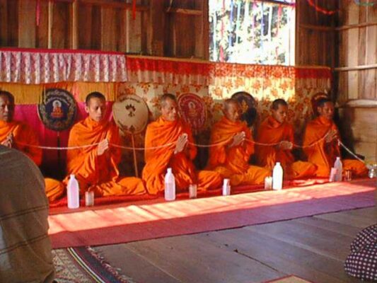 Hình minh họa: Quy Tắc Trang Phục và Ứng Xử Khi Tham Gia Tụng Kinh Ở Chùa