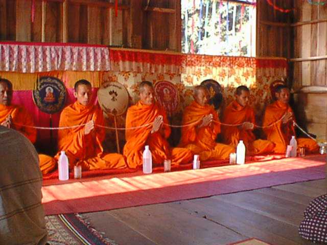 Hình minh họa: Quy Tắc Trang Phục và Ứng Xử Khi Tham Gia Tụng Kinh Ở Chùa